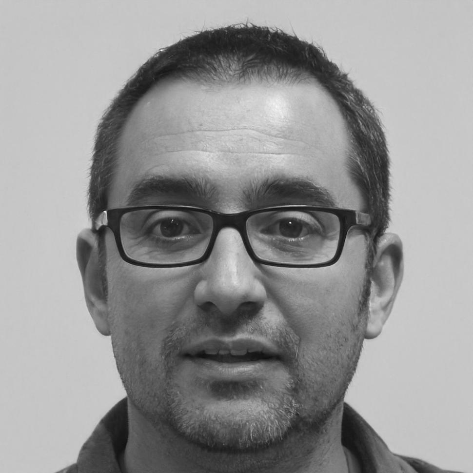 Dr. Carlos Mendoza, especialista en psicología financiera