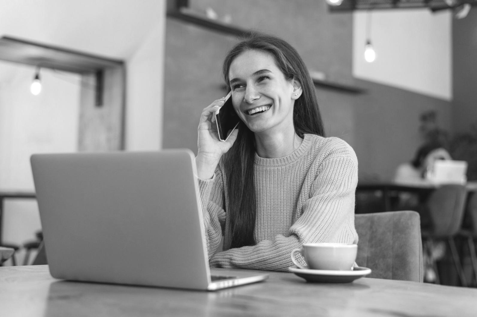 Equipo de profesionales de kelvaronysel trabajando en estrategias financieras personalizadas